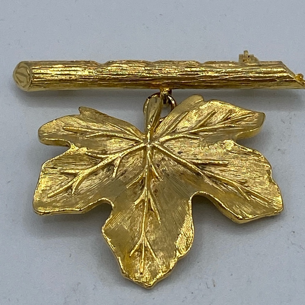 Unusual Vintage Textured Gold Toned Leaf Hanging From A Branch Brooch/Pin - Picture 3 of 4